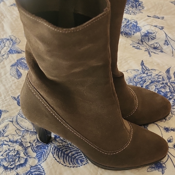 La CANADIENNE Tan Beige Natural Gray Brown Suede Heeled Boots - Picture 13 of 13